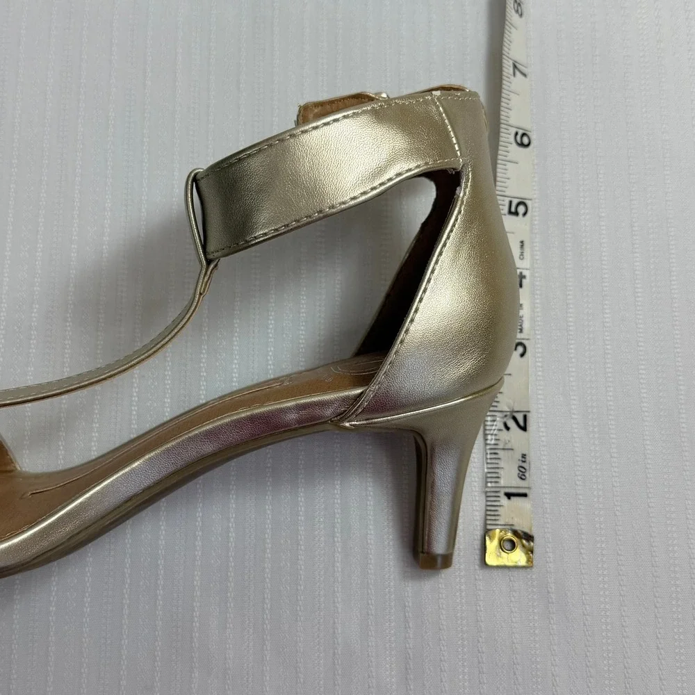 New Directions Womens Classic Gold T-Strap Kitten Heel Sandals 7.5M‎ Minimalist